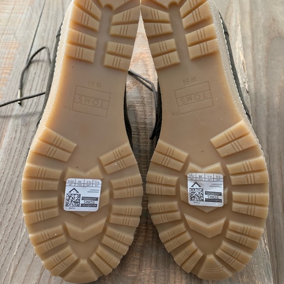 Toms Dusty Suede Olive women’s booties. - Picture 4 of 4